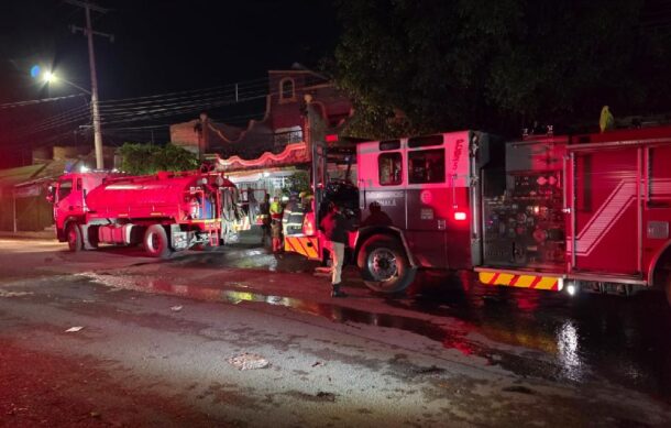 Incendio consume taller de laminado en Tonalá; evacúan viviendas