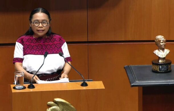 Cecilia López Pérez recibe galardón Elvis Carrillo en el Senado