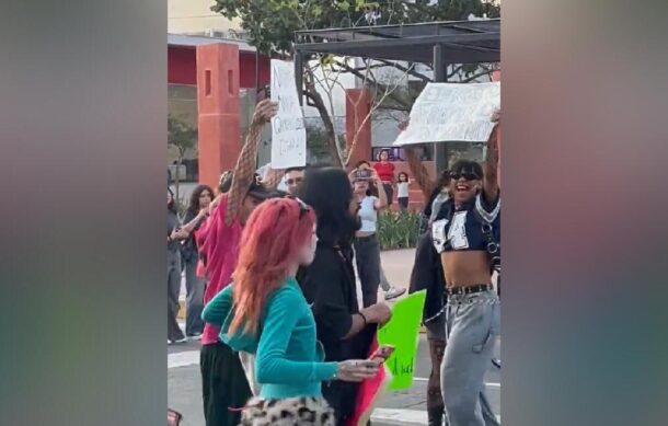 Protestan colectivos en reapertura del Parque Rojo y bloquean avenida Juárez