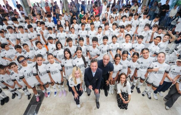 Roberto Carlos convive con niños del Educational Football Program de la Fundación Real Madrid