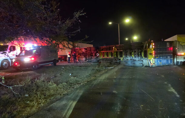 Volcadura de tráiler deja un herido grave y caos vial en Tlajomulco