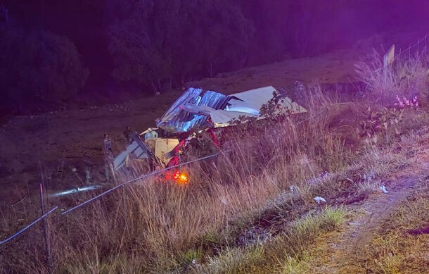 Tráiler vuelca y cae a barranco en carretera a Morelia, en Tlajomulco