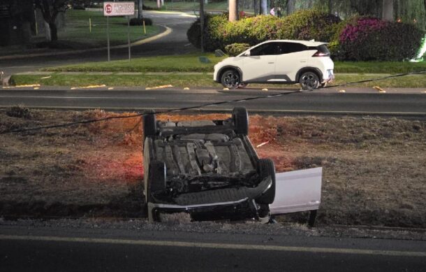 Conductor ebrio sale ileso tras volcadura en carretera a Nogales