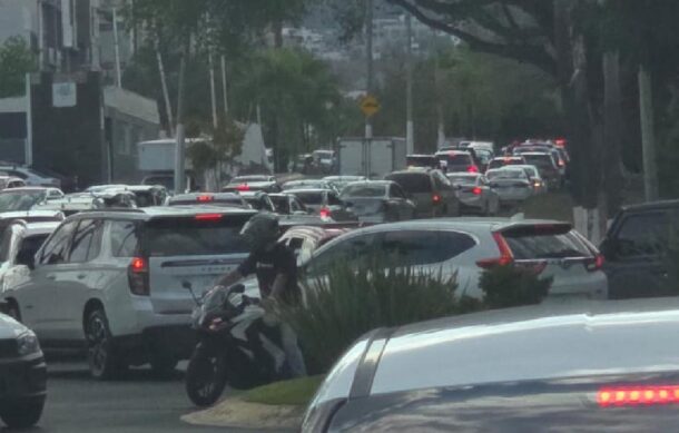 Reportan embotellamiento en torno al Centro Acuático en Zapopan