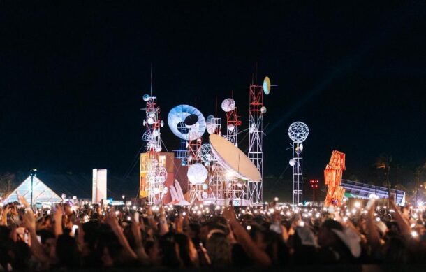 Sabrina Carpenter inaugura Coachella ante miles de asistentes