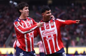 Chivas aplasta a Puebla y llega  a 11 triunfos, su mejor marca en torneos Cortos