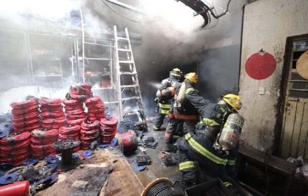 Incendio consume fábrica de cables en la Zona Industrial de Guadalajara