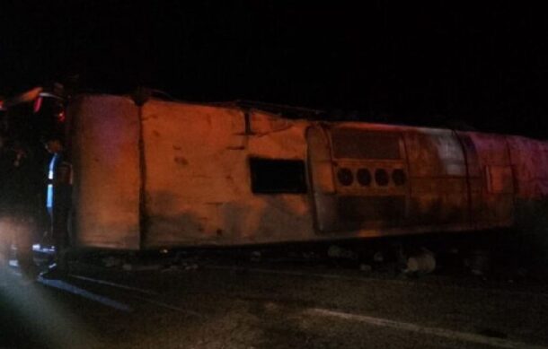 Vuelca autobús con peregrinos en Guanajuato y deja 45 heridos
