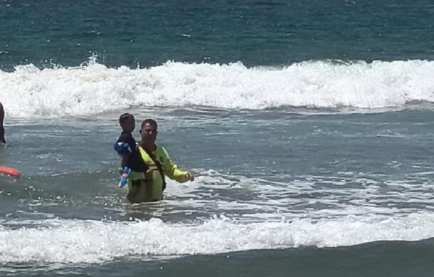 Rescatan a menor arrastrado por la corriente en playa de La Huerta