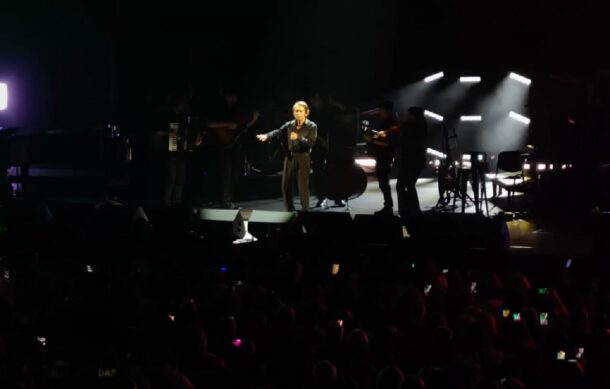 Raphael conmueve con su voz a los tapatíos