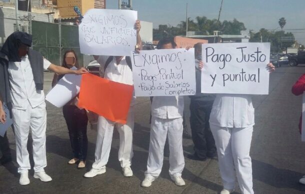 Enfermeras de la Maternidad López Mateos se manifiestan para exigir el pago de sus sueldos