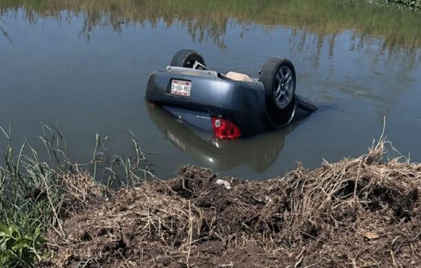 Conductora muere tras volcar y caer a canal en Atequiza