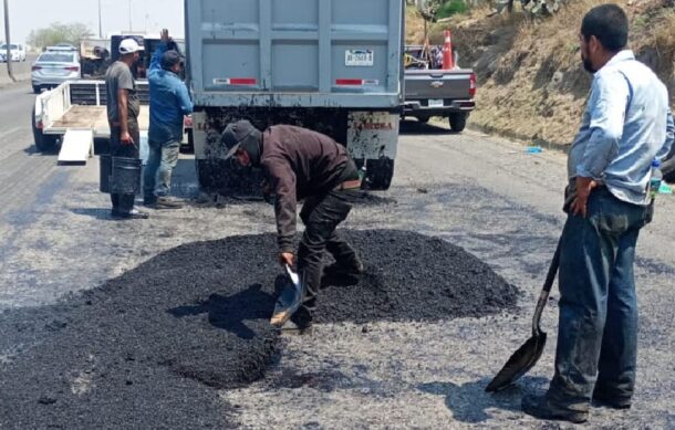 Tonalá repara bache en Periférico tras daños a 15 vehículos