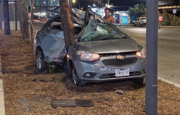 Conductor sobrevive a brutal choque contra árbol en carretera a Chapala