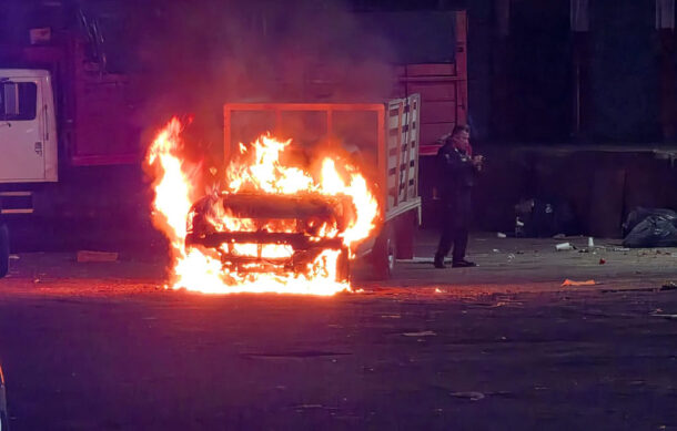 Se incendia camioneta en el Mercado de Abastos de Guadalajara; no hay lesionados