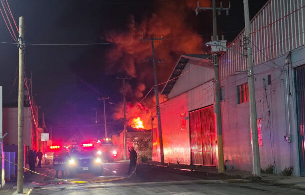 Incendio consume tres fábricas en la colonia El Dean, en Guadalajara