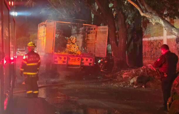 Se incendia torton cargado de cebolla en Guadalajara; no hay lesionados