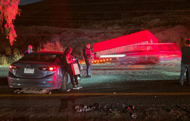 Conductor ebrio choca contra torton en carretera a Morelia; sobreviven de milagro