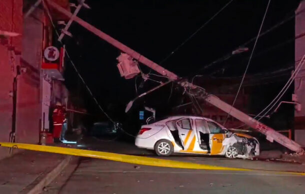 Taxi derriba poste de CFE y deja dos lesionados en Zapopan