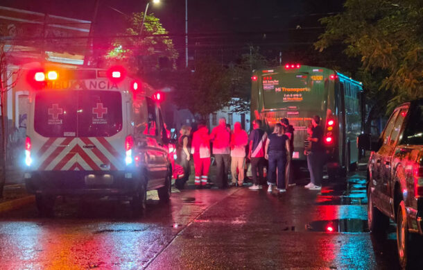 Adulto mayor sobrevive tras ser atropellado por camión en Guadalajara