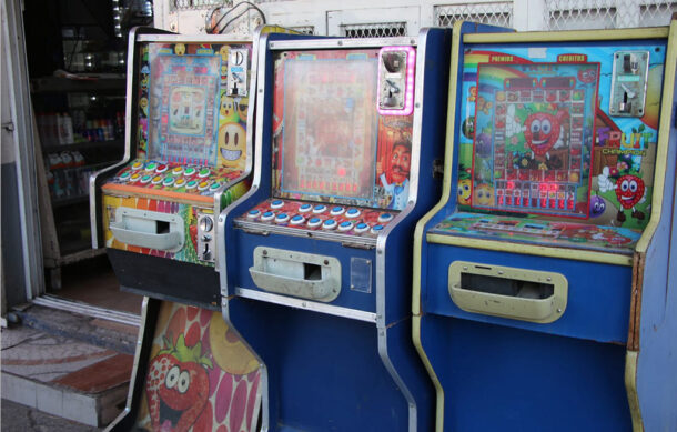 Minicasinos operan ahora a puerta cerrada; advierten riesgo para menores