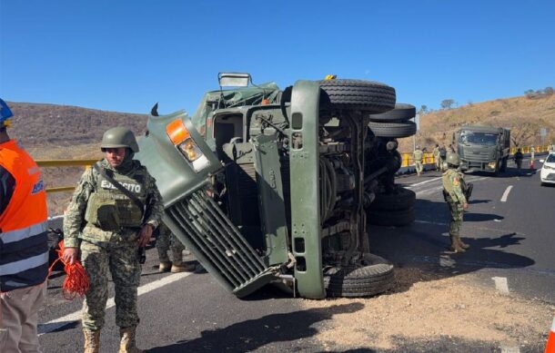 Vuelca camión militar en autopista Guadalajara-Tepic