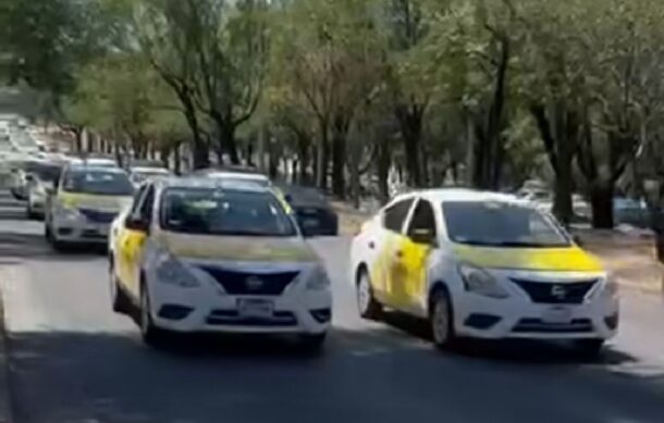 Taxistas avanzan hacia aeropuerto de Guadalajara y generan caos vial en Lázaro Cárdenas