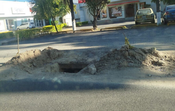 Excavación abandonada sobre Av. Santa Margarita