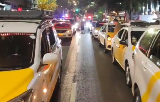 Protestan taxistas por operativo en aeropuerto de Guadalajara