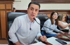 Propone excluir de espacios públicos nombres de funcionarios en funciones