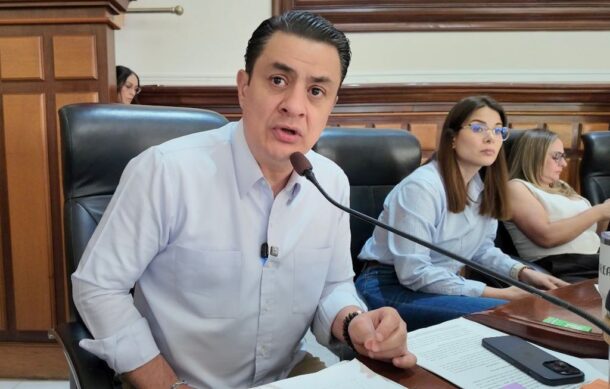 Propone excluir de espacios públicos nombres de funcionarios en funciones