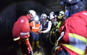 Rescatan con vida a segundo minero atrapado en Sinaloa