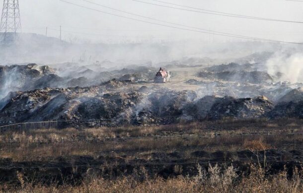 Continúa activo el incendio en basurero clandestino en Zapopan
