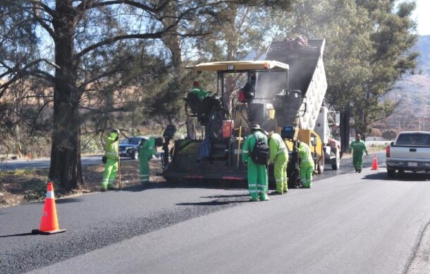 Se forma socavón en carretera Colima-GDL