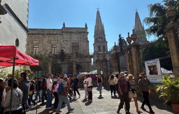 Fieles realizan la Visita de los Siete Templos en Guadalajara