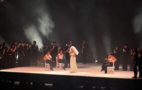 Mon Laferte conquista Guadalajara con show íntimo y teatral en el Auditorio Telmex