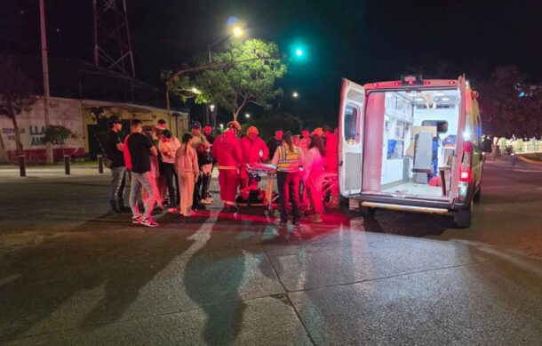 Conductor arrolla a dos motociclistas y huye en Guadalajara