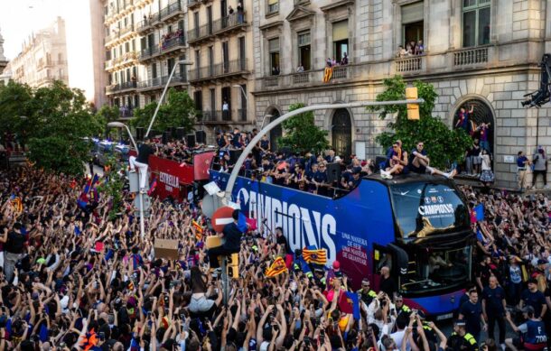 Festeja Barcelona su título de LaLiga con un desfile ante miles de aficionados