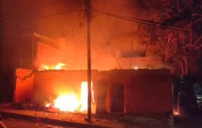 Incendio consume vivienda asegurada por la Fiscalía en Tlaquepaque
