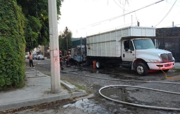 Incendio consume vehículo y daña camión en colonia Miramar de Zapopan
