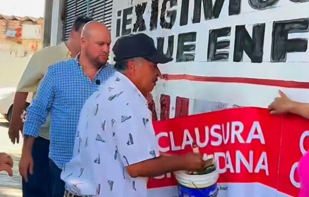 Clausuran simbólicamente bardas por presunta promoción política anticipada