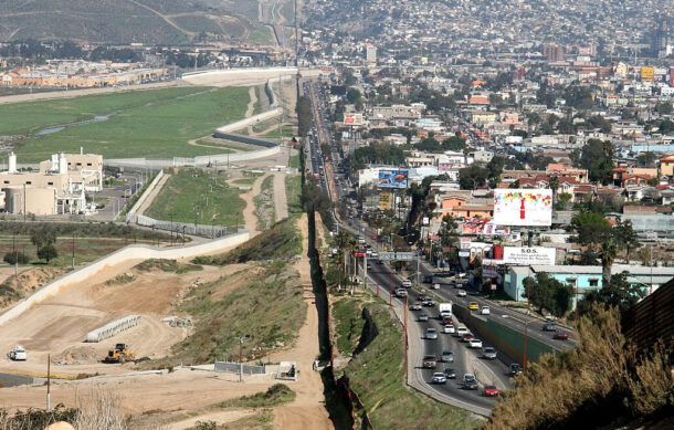 Localizan 19 migrantes ocultos en drenaje fronterizo