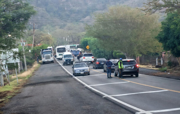 Enfrentamientos criminales provocan bloqueos y suspensión de clases en Cotija, Michoacán