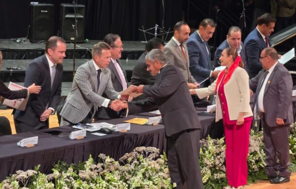 Reconocen a docentes con 30 y 40 años de servicio en Jalisco