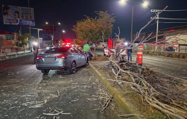 Auto vuelca tras choque por alcance en Nuevo México, Zapopan