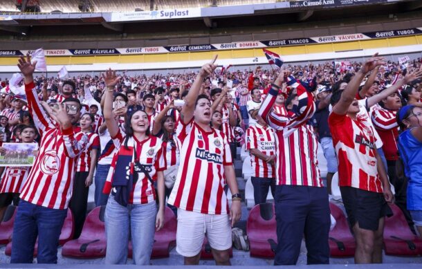 Apoyan miles de espectadores a Chivas en su entrenamiento en el Jalisco
