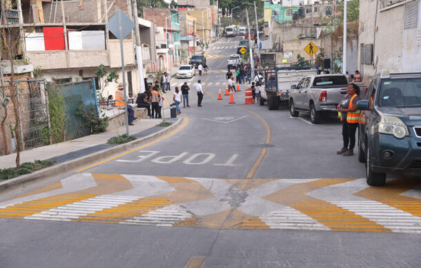 Zapopan entrega rehabilitación de calle en Balcones de la Cantera