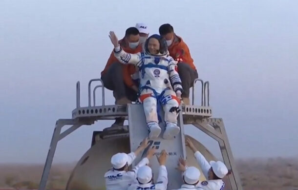 Tripulación del Shenzhou 21 regresa a la Tierra tras siete meses en el espacio