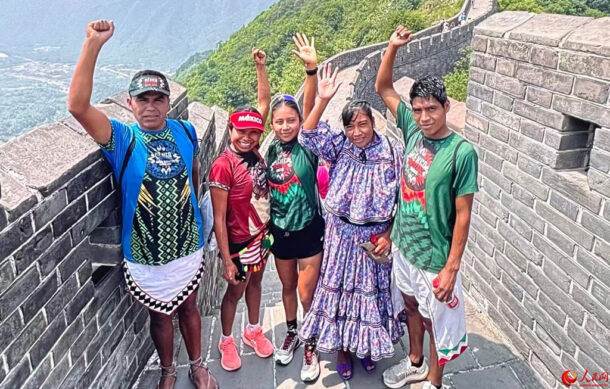Atletas indígenas mexicanos triunfan en Maratón de la Muralla China