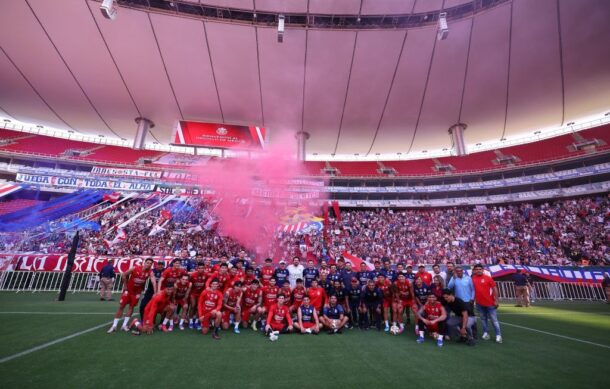 Afición de Chivas alienta al equipo en entrenamiento previo al juego ante Tigres